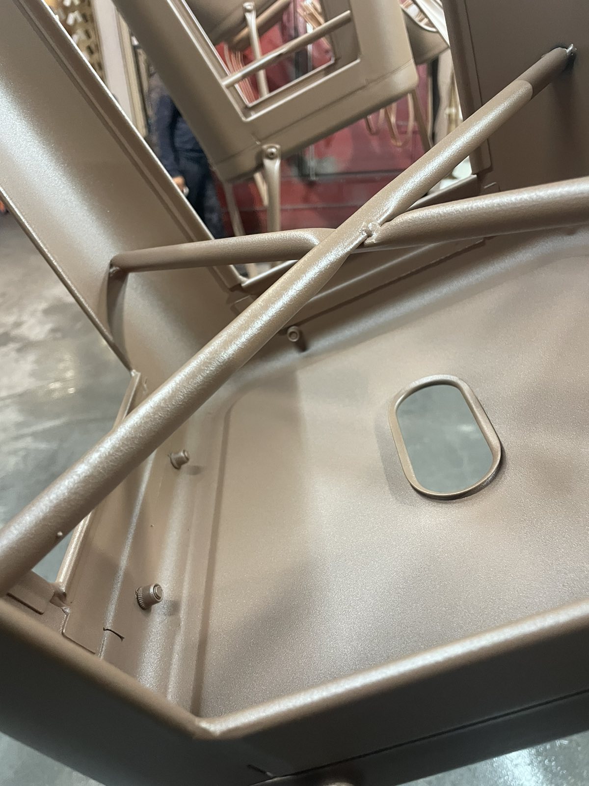 Ηλεκτροστατική βαφή μεταλλικής καρέκλας σε χρώμα Neokem Sahara 802 8