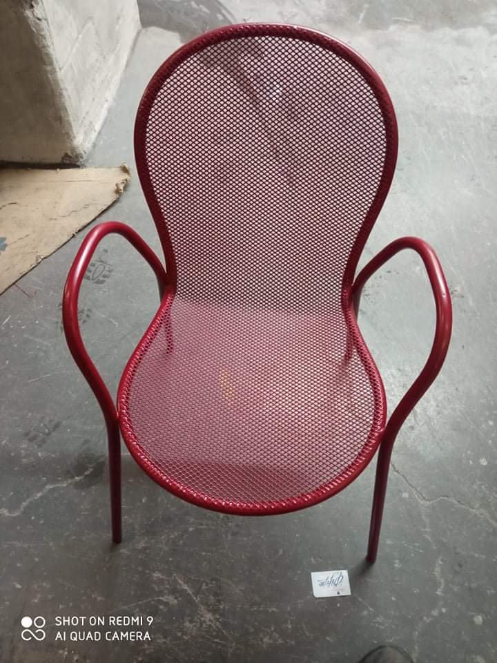 Ηλεκτροστατική βαφή μεταλλικής καρέκλας σε χρώμα Neokem 3004 mat broken 1