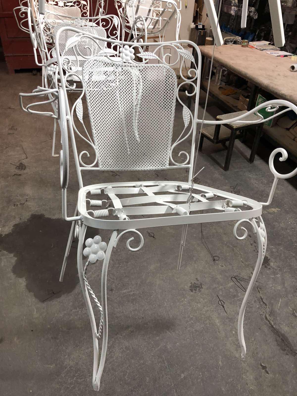 Ηλεκτροστατική βαφή μεταλλικής καρέκλας fer forge σε χρώμα Neokem 9016 1