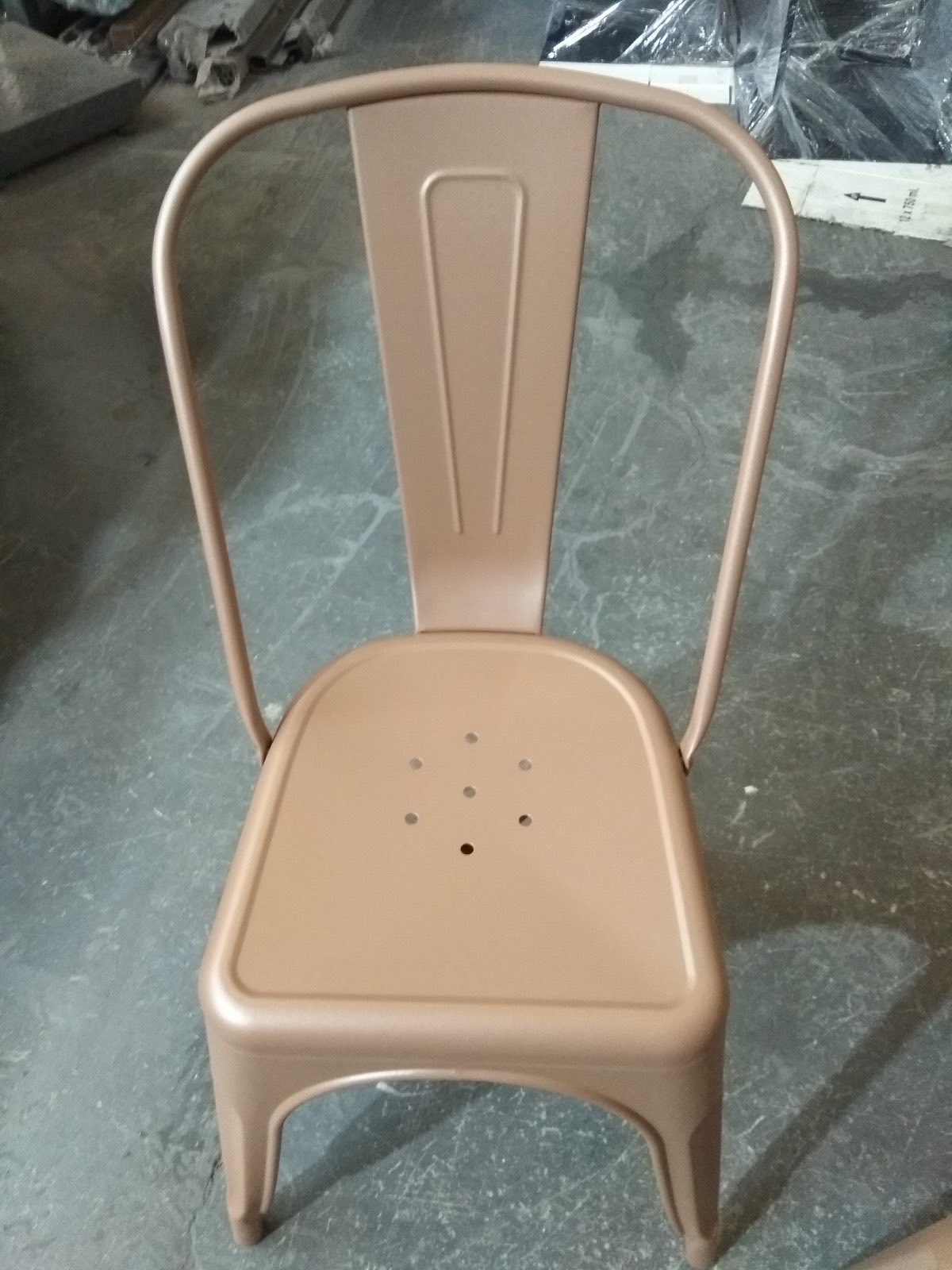 Ηλεκτροστατική βαφή μεταλλικής καρέκλας σε χρώμα Neokem Sahara 802 9