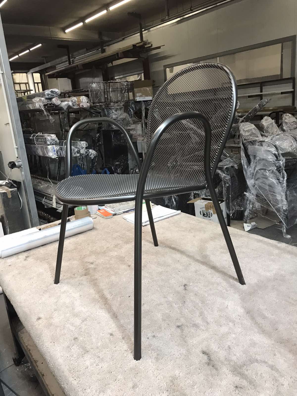 Ηλεκτροστατική βαφή μεταλλικής καρέκλας σε χρώμα AkzoNobel Maganese 2