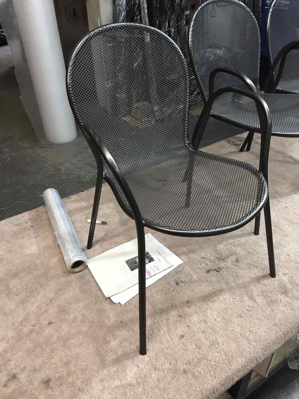 Ηλεκτροστατική βαφή μεταλλικής καρέκλας σε χρώμα AkzoNobel Maganese 3