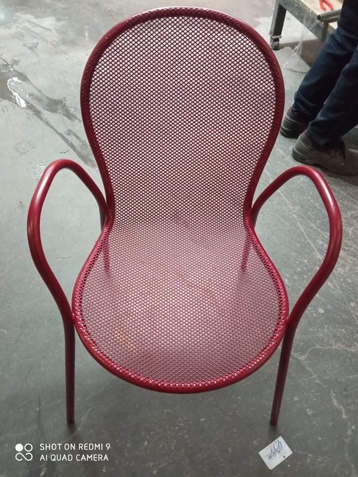 Ηλεκτροστατική βαφή μεταλλικής καρέκλας σε χρώμα Neokem 3004 mat broken 2